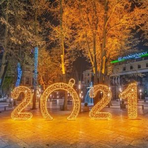 În perioada 1 decembrie – 14 ianuarie locuitorii capitalei pot vizita pomi de Crăciun în toate sectoarele orașului